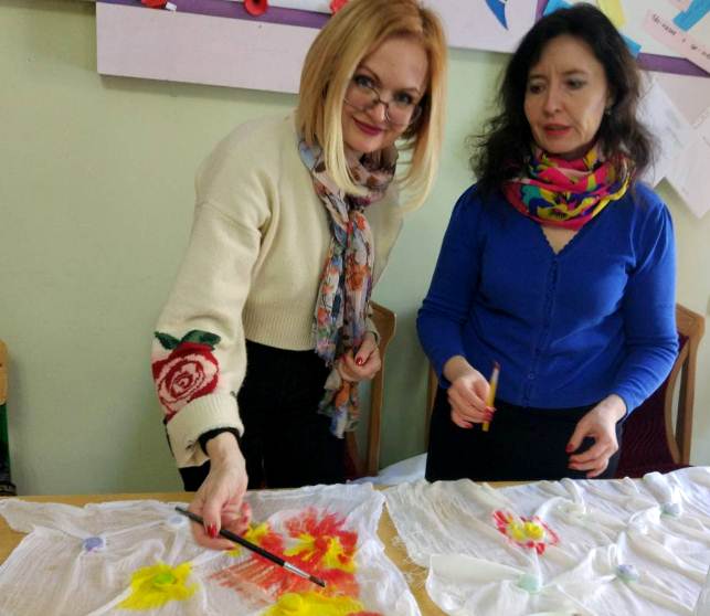 Світлана Олексіївна демонструє технологію виконання ''вузликового батику